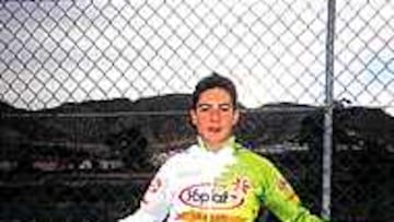 <B>UN YOGURÍN.</B> David Bisbal con el maillot de Yoplait. A la derecha, su licencia de ciclista.