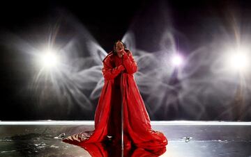 La artista nacida en Barbados protagonizó sola el Halftime Show del Super Bowl LVII del Estadio de la Universidad de Phoenix.