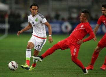 LIM19. LIMA (PERÚ), 03/06/2015.- El jugador Christian Cueva (d) de Perú disputa el balón con Gerardo Flores (i) de México hoy, miércoles 3 de junio de 2015, durante un partido amistoso preparatorio para la Copa América 2015, celebrado en Lima (Perú). EFE/Paolo Aguilar