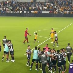 Vídeo: Niño se mete a la cancha y Nahuel Guzmán lo “rescata” de que la seguridad lo atrape