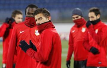 Los jugadores del Atlético durante una sesión de entrenamiento en el estadio Petrovsky de San Petersburgo. El Atlético de Madrid se enfrentará al Zenit de San Petersburgo mañana en champions league