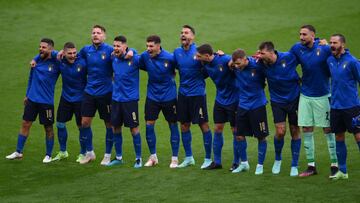 ¿Arrodillarse o no? La solución salomónica de los italianos