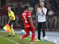 America de Cali's coach David Gonzalez gestures during the Copa Sudamericana group stage football match between Colombia's America de Cali and Peru's Alianza Atletico at the Pascual Guerrero stadium in Cali, Valle del Cauca, Colombia, on April 15, 2026. (Photo by JOAQUIN SARMIENTO / AFP)