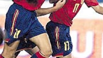 <b>39 GOLES</b>. Valerón y Rekarte felicitaron a Raúl por su gol del empate, el 39 con España.