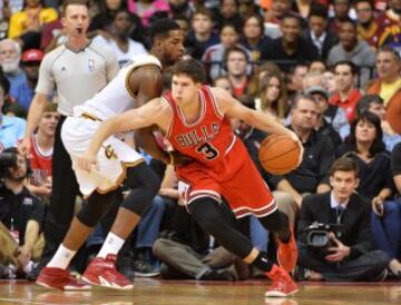 Doug McDermott supera a Tristan Thompson.