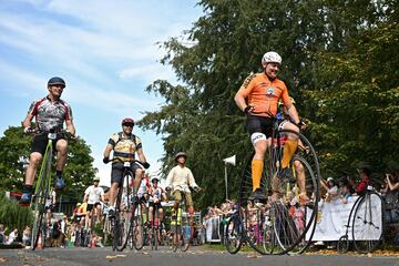 Un grupo de ciclistas disfrutan de la Gran Carrera de Knutsford, en el noroeste de Inglaterra, un evento singular que se celebró por última vez en 2010 y, por lo general, se disputa cada diez años, en el que participan ciclistas individuales y en equipo de todo el mundo, sobre bicicletas clásicas que datan de mediados del siglo XIX.