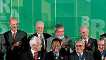 <b>HOMENAJEADOS. </b>Los jugadores campeones del Mundial de 1958 posan con las camisetas conmemorativas y con el presidente brasileño Lula da Silva.