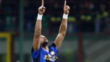 Adriano celebra un tanto con el Inter de Milán