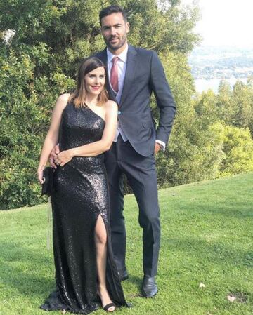 El delantero del Celta de Vigo se casó con Jenni Rueda, madre de sus dos hijos, en la localidad pontevedresa de Poyo, acompañado de familia y amigos. En la foto, Vicente Iborra con su pareja durante la fiesta de la boda. 