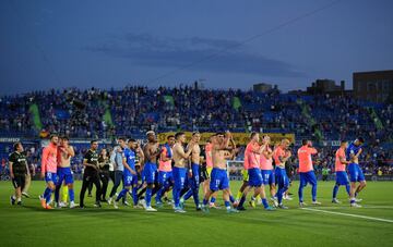 Los jugadores del Getafe celebran con sus aficionados la permanencia en primera división.