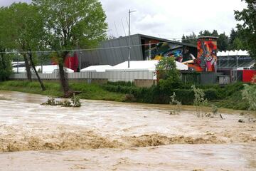 Las inundaciones de la región italiana de Emilia Romaña están dejando numerosos destrozos pero lo peor son los al menos nueve muertos y las 13.000 personas evacuadas. Así están los alrededores de la localidad de Imola, donde se ha cancelado el Gran Premio de Fórmula 1. 