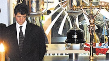 <b>UN ADIÓS CÓMPLICE</b>. Miguel Ángel mira con cariño el féretro con los restos de su padre.