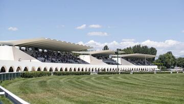 Imagen de las gradas del Hip&oacute;dromo de la Zarzuela en la primera carrera de caballos con p&uacute;blico tras la pandemia de coronavirus