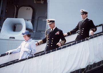 La guerra de las Malvinas fue un conflicto armado entre la Argentina y el Reino Unido que se desat en 1982, en el cual se disput la soberana de las islas Malvinas, Georgias del Sur y Sandwich del Sur, ubicadas en el Atlntico Sur. Fallecieron oficialmente 649 argentinos y 255 britnicos muertos. El conflicto se inici por orden del ex dictador argentino Leopoldo Galtieri, quien orden la ocupacin de las islas, en posesin de Gran Breta?a desde 1833.