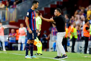 Busquets recibe instrucciones de Xavi.