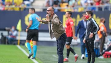 Álvaro Cervera arenga a sus jugadores durante el partido contra el Mallorca.