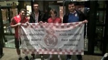 SOCIOS DE HONOR. Kovacic y Modric, con la pe&ntilde;a madridista croata.
 