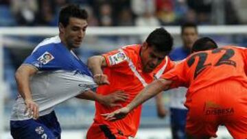 <b>LUCHA INTENSA. </b>Los dos equipos, aguerridos, ofrecieron un buen espectáculo futbolístico a los aficionados que acudieron al Heliodoro.