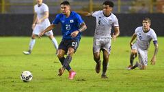 Bryan Tamacas of El Salvador (L) disputes the ball with Tyler Adams of USA during their Concacaf Nations League football match at the Cuscatlan Stadium, in San Salvador, on June 14, 2022. (Photo by MARVIN RECINOS / AFP)