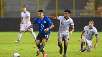 Bryan Tamacas of El Salvador (L) disputes the ball with Tyler Adams of USA during their Concacaf Nations League football match at the Cuscatlan Stadium, in San Salvador, on June 14, 2022. (Photo by MARVIN RECINOS / AFP)