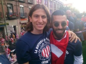 Arda Turan y Filipe Luis.