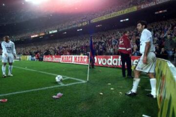 En una de sus visitas al Camp Nou como jugador del Real Madrid la afición culé le tiró diversos objetos, destacando la cabeza de un cochinillo.