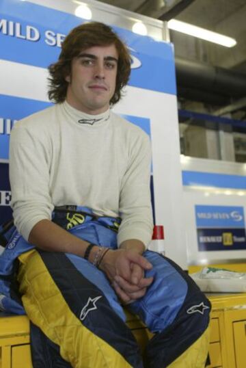 2004 Chinese Grand Prix-Saturday Qualifying, Shanghai International circuit, Shanghai, China. 24th September 2004 Fernando Alonso, Renault R24, portrait. World Copyright LAT Photographic/Michael Cooper. Digital image only. 25/09/04 GRAN PREMIO DE CHINA CIRCUITO DE SHANGHAI FERNANDO ALONSO RENAULT FORMULA 1