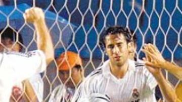 Raúl celebra su gol