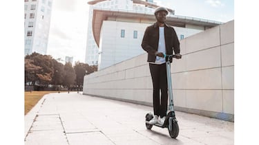 Llega a tu destino con seguridad en este patinete eléctrico que se conecta con tu móvil