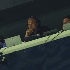 Luis Enrique: “¿Seguir en la tribuna fuera de casa? No me atrevo por mi integridad física...”