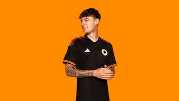 La Roma y Adidas presentaron la nueva equipaci¨®n alternativa para esta temporada. La nueva equipaci¨®n luce negra con el escudo de la Loba, que visti¨® el pecho romanista entre 1979 y 1997, y detalles art¨ªsticos recordando la ¨¦poca romana.
