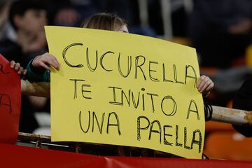 Aficionados en el estadio de Mestalla.