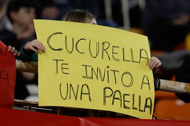 Aficionados en el estadio de Mestalla.