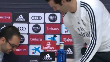 Se rompe la silla de Solari en plena conferencia de prensa