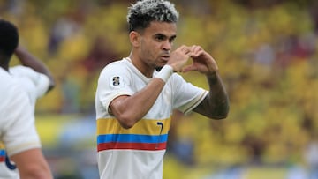 AMDEP8741. BARRANQUILLA (COLOMBIA), 15/10/2024.- Luis Díaz de Colombia celebra un gol ante Chile este martes, en un partido de las eliminatorias sudamericanas para el Mundial 2026, en el estadio Metropolitano en Barranquilla (Colombia). EFE/ Ricardo Maldonado Rozo