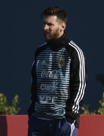 El capitán de la selección argentina, Lionel Messi, participa en un entrenamiento, en las instalaciones de la Asociación del Fútbol Argentino (AFA)