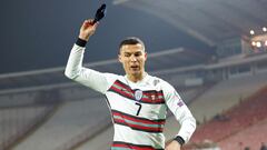 Imagen de Cristiano Ronaldo tirando el brazalete de capit&aacute;n de Portugal.