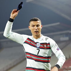 El brazalete que tiró Cristiano Ronaldo será subastado benéficamente