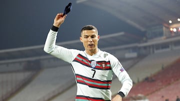 Imagen de Cristiano Ronaldo tirando el brazalete de capit&aacute;n de Portugal.