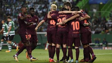 Los jugadores del Barça hacen piña para celebrar el único tanto del partido.