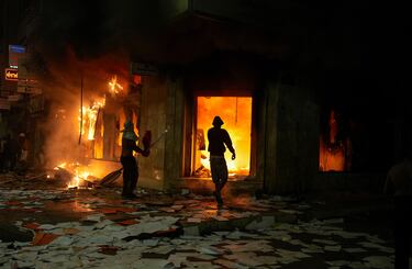 Jóvenes incendian y saquean un banco mientras protestas encabezadas por jóvenes que exigían reformas sanitarias y educativas se tornaron violentas en Salé, Marruecos.