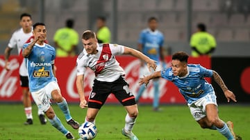 River Plate's forward Lucas Beltran (L) fights for the ball with Sporting Cristal's midfielder Jesus Pretell during the Copa Libertadores group stage second leg football match between Peru's Sporting Cristal and Argentina's River Plate at the Nacional stadium in Lima on May 25, 2023. (Photo by ERNESTO BENAVIDES / AFP)