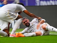Dani Carvajal se duele de su pierna derecha en el encuentro que el Real Madrid jugó ante el Atlético en el Metropolitano.
