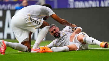 Dani Carvajal se duele de su pierna derecha en el encuentro que el Real Madrid jugó ante el Atlético en el Metropolitano.