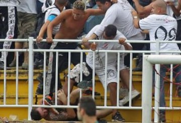 Ambas hinchadas se enfrentaron en las gradas del estadio. El árbitro tuvo que parar el partido y la policía intervenir ante la dureza de los enfrentamientos.