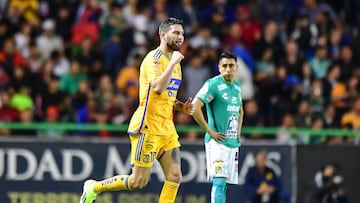 Gignac festeja el gol 200 con los Tigres.