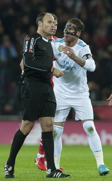 Sergio Ramos y el árbitro Mateu Lahoz.