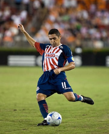 Recordado por su gran técnica individual, con la camiseta del Guadalajara donde ganó el título de Liga 1997. Fue uno de los grandes talentos en la década de los 90 asistiendo a Estados Unidos 1994 y Francia 1998 con el tricolor.