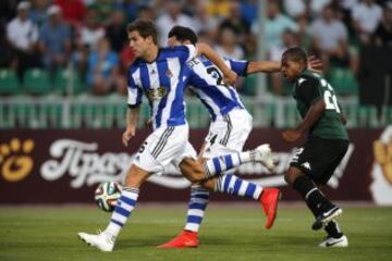 Los jugadores de la Real Sociedad Iñigo Martínez y Alberto de la Bella pelean un balón con el centrocampista brasileño del Joaozinho.