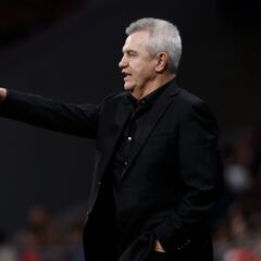 Javier Aguirre es ovacionado por la afición del Atlético de Madrid